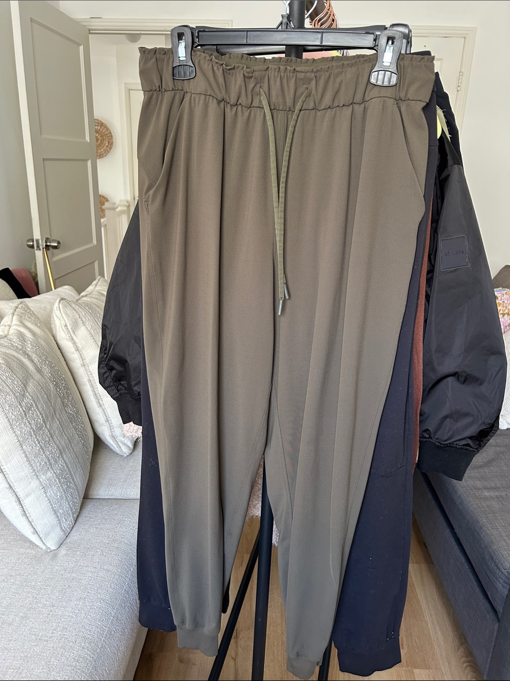 Lululemon Jogger. Size 8. 28” inseam. Green.